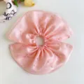 Detalle de un coletero de malla rosa grande con elegantes perlas blancas aplicadas - Estilo Plisado con Perlas / L / Rosa
