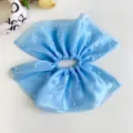 Vista detallada de un coletero de malla azul claro con delicados adornos de perlas - Estilo Plisado con Perlas / L / Azul
