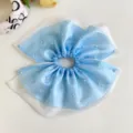 Primer plano de las perlas elegantes de este coletero de malla azul de cuatro capas - Estilo Plisado con Perlas / L / Blanco y Negro