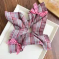 Vista dettagliata di un elastico per capelli a quadri rosso e blu con fiocchi vichy - Scrunchie Sciarpa Quadrata (Decoro Fiocco) / quadri rossi
