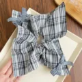 Vista dettagliata di un elastico per capelli a quadretti bianchi e neri con fiocchi - Scrunchie Sciarpa Quadrata (Decoro Fiocco) / Quadri Grigi