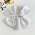 Vista detallada de un gran coletero de malla blanca con elegantes adornos de perlas. - Estilo Plisado con Perlas / L / Blanco