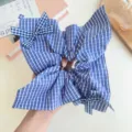 Vue détaillée d'un grand chouchou à carreaux bleus avec de jolis nœuds pour la coiffure. - Chouchou Foulard Carré (Décor Nœud) / Rayé Bleu