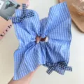 Vue rapprochée d'un chouchou géant à carreaux bleus et blancs avec joli détail de nœud - Chouchou Foulard Carré (Décor Nœud) / Rayures Bleu Clair