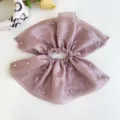 Detalle de cerca de un coletero de malla color malva con delicadas perlas blancas - Estilo Plisado con Perlas / L / Rosa Púrpura