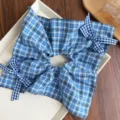 Détail d'un chouchou à carreaux bleus avec de jolis nœuds au design de style académique. - Chouchou Foulard Carré (Décor Nœud) / Carreaux Bleu Blanc