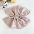 Vista detallada de coletero de malla champán de cuatro capas con perlas de imitación - Estilo Plisado con Perlas / L / Gris Caqui