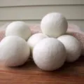 Primo piano di sei palline in lana bio per asciugatrice, cura del bucato naturale. - Stile Tinta Unita / 7cm