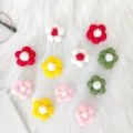 Kleurrijke handgemaakte wolvilt bloemen voor DIY handwerk en diverse haaraccessoires - 1 Stuk / Wit