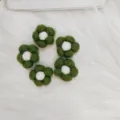 Gedetailleerd beeld van vijf groen-witte wolvilt bloemen voor DIY-handwerk en decoratie. - 5 Stuks / Groen