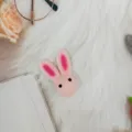 Cabeza de conejo rosa de fieltro de aguja para pinzas de pelo DIY y broches bonitos. - Conejo rosa