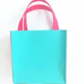 Borsa regalo in feltro blu teal con manici rosa brillante per caramelle e piccoli regali di Natale - Stile Patchwork Blu Lago