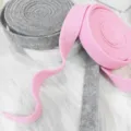 Zachte wolvilten lintrollen in roze en grijs voor DIY kerstboomversieringen en knutselen. - 3cm*5m / Roze