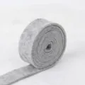 Close-up van een grijze vilten lintrol voor DIY kerstkransen en feestelijke decoratie - 5cm*5m / Grijs