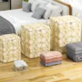 Daisy print quilt storage bag, large capacity blanket organizer with zipper and handles. - Thickened 100L / Beige Daisy