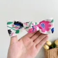 Vue détaillée de la barrette à cheveux bohème brodée avec motif floral en tissu texturé - Petite Pince Nœud Fleurie Brodée / Blanc Cassé