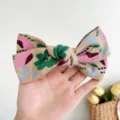 Gros plan d'une pince à cheveux à nœud brodé de style ethnique bohémien. - Grande Pince Nœud Fleurie Brodée / Kaki