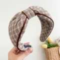 Detailaufnahme des gepolsterten Stirnbandes mit Karomuster und handgefertigtem Label. - Schwarz-Kaffee Kariert Mit Eingefasster Kante Haarband