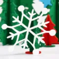 Fiocco di neve decorativo in feltro bianco con piccoli alberi di Natale colorati - Fiocco di Neve di Natale-2 / 15cm / Bianco