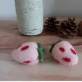 Handgemachte rosa Erdbeeren aus Wollfilz für süße Haarklammern oder Broschen - 2 Stück/Set / Erdbeere