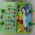 Filz-Beschäftigungsbrett für Babys mit buntem Alphabet und vrolijke Tier-Illustrationen. - Panda-Stil
