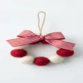 Handgefertigter rot-weißer Wollkugelkranz für Weihnachten mit Schleife, Modell Kranz A - Schleife Rot Weiß Kranz
