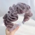 Gedetailleerd overzicht van de zachte paarse gebreide mohair-textuur op een hoofdband - Geplooid Breed Hoofdband / Taropaars