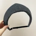 Vue détaillée d'un serre-tête en tweed à pointe avec sangle élastique noire réglable. - Taille ajustable / 黑白+小香风皇冠发带