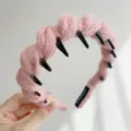 Detailopname van de zachte roze gebreide hoofdband met antislip tanden en garentextuur - 毛线缠绕带齿款式(S476) / Roze