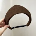 Gros plan sur un serre-tête marron à texture bouclée avec couronne pointue réglable - Taille ajustable / 咖色+小香风皇冠发带