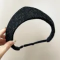 Vue détaillée d'un serre-tête en tweed noir à couronne pointue avec sangle réglable - Taille ajustable / 黑色+小香风皇冠发带