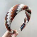Detail van een vintage gebreide Fair Isle haarband met bruine geometrische patronen - Gevoerde Hoofdband / Oranje Koffie Gemengd