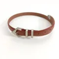 Brauner Echtledergürtel mit mattem silbernen Dreieckschnalle und schickem Metallspitzenende. - 2,4 cm karamellfarbener Gürtel mit Silberschnalle