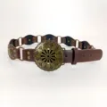 Bruine lederen taille riem met antieke messing bloemgesp, vintage boho klinknagel jeans - Ronde Gouden Gesp / koffiekleur