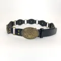 Dames vintage zwarte lederen riem met antieke messing bloemgesp en klinknagels. - Gegraveerde Gouden Gesp / Zwart