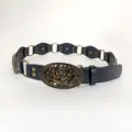 Retro punk dames leren riem in het zwart met bronzen bloemgesp en metalen ringverbindingen. - Bloem Gouden Gesp / Zwart