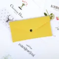 Vue de dessus d'une pochette multifonctionnelle en feutre jaune avec bouton-pression. - Jaune
