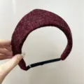 Vue détaillée d'un serre-tête en tweed bordeaux à pointe avec des fils métalliques argentés. - Taille ajustable / 酒红+小香风皇冠发带