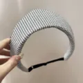 Gros plan d'un bandeau en tweed noir et blanc avec sangle réglable et style rétro - Taille ajustable / 白黑+小香风皇冠发带
