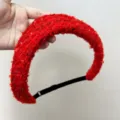 Gros plan sur un serre-tête en tweed rouge avec sangle réglable - Taille ajustable / 红色+小香风皇冠发带