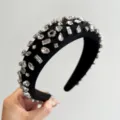 Detailansicht eines luxuriösen schwarzen gepolsterten Haarreifs mit funkelnden Strasssteinen - Strass Breites Stirnband / Schwarz