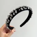 Detailansicht des luxuriösen schwarzen Haarreifens mit glitzernden Strasssteinen - Strass Dünnes Stirnband / Schwarz