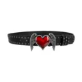Ceinture en cuir noir style punk avec boucle cœur rouge et ailes d'ange argentées élégantes. - Cœur Rouge Ailes avec Ceinture Clous Gun