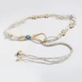 Cintura in macramè intrecciato boho con perline di legno conchiglie e fibbia in metallo. - Cintura bianca da 2,0 cm