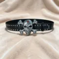 Cintura in vera pelle nera con teschio borchiato stile punk rock e pietra rossa variante - Taglia S (105cm) / Stile Teschio (Tipo D)