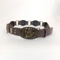 Vintage bruine damesriem met bloemige metalen gesp en retro klinknagels voor jeans. - Bloem Gouden Gesp / koffiekleur