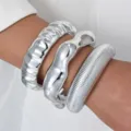 Elegante conjunto de brazaletes de acrílico plateado efecto espejo en muñeca de mujer - Combinación de Brazaletes Anchos de Escalón Ondulado Plateado (6686001HB) / Plateado