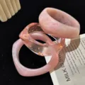 Elegante juego de tres brazaletes de resina rosa con detalles de mármol y oro - Estilo de Mármol Rosa de 3 Piezas (6705101HB)
