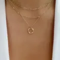 Élégant collier à trois rangs doré avec pendentif cercle torsadé et chaîne à maillons - Style Anneau Torsadé (6613801)
