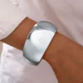 Brazalete abierto ancho en tono plateado con acabado de espejo pulido y forma abombada - Estilo Espejo de Tambor Ancho (6630602HB)